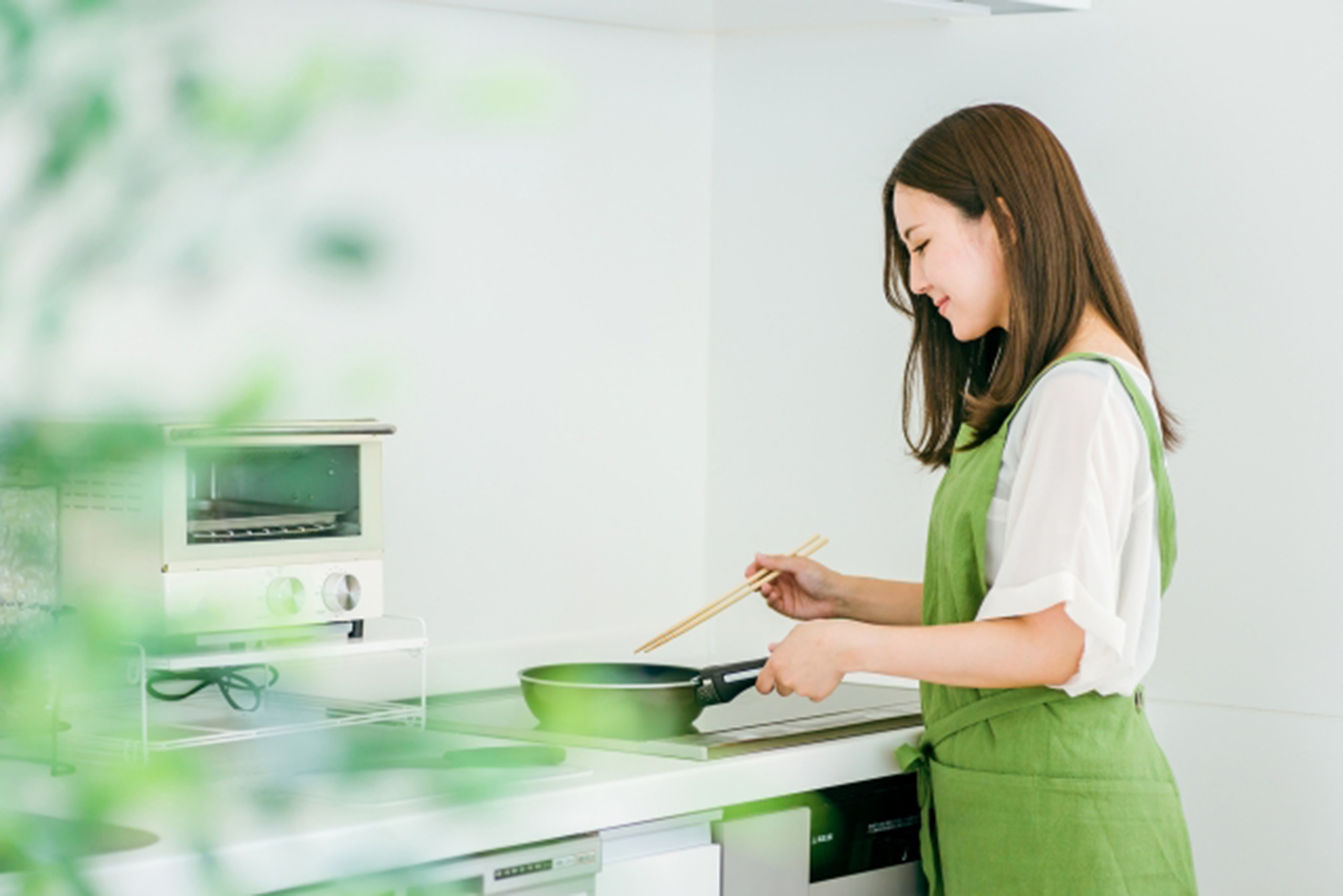 料理している女性の写真